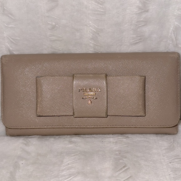 ๐ SOLD ๐ Prada Saffiano Leather Bow Continental Wallet - Picture 2 of 16